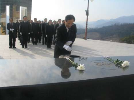 병술해 새해아침 주요인사 참배 이미지